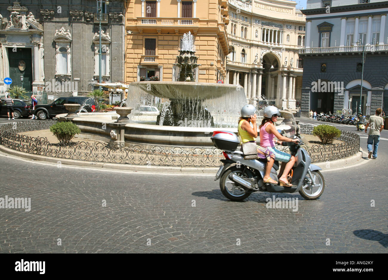 Naples italy scooter -Fotos und -Bildmaterial in hoher Auflösung – Alamy