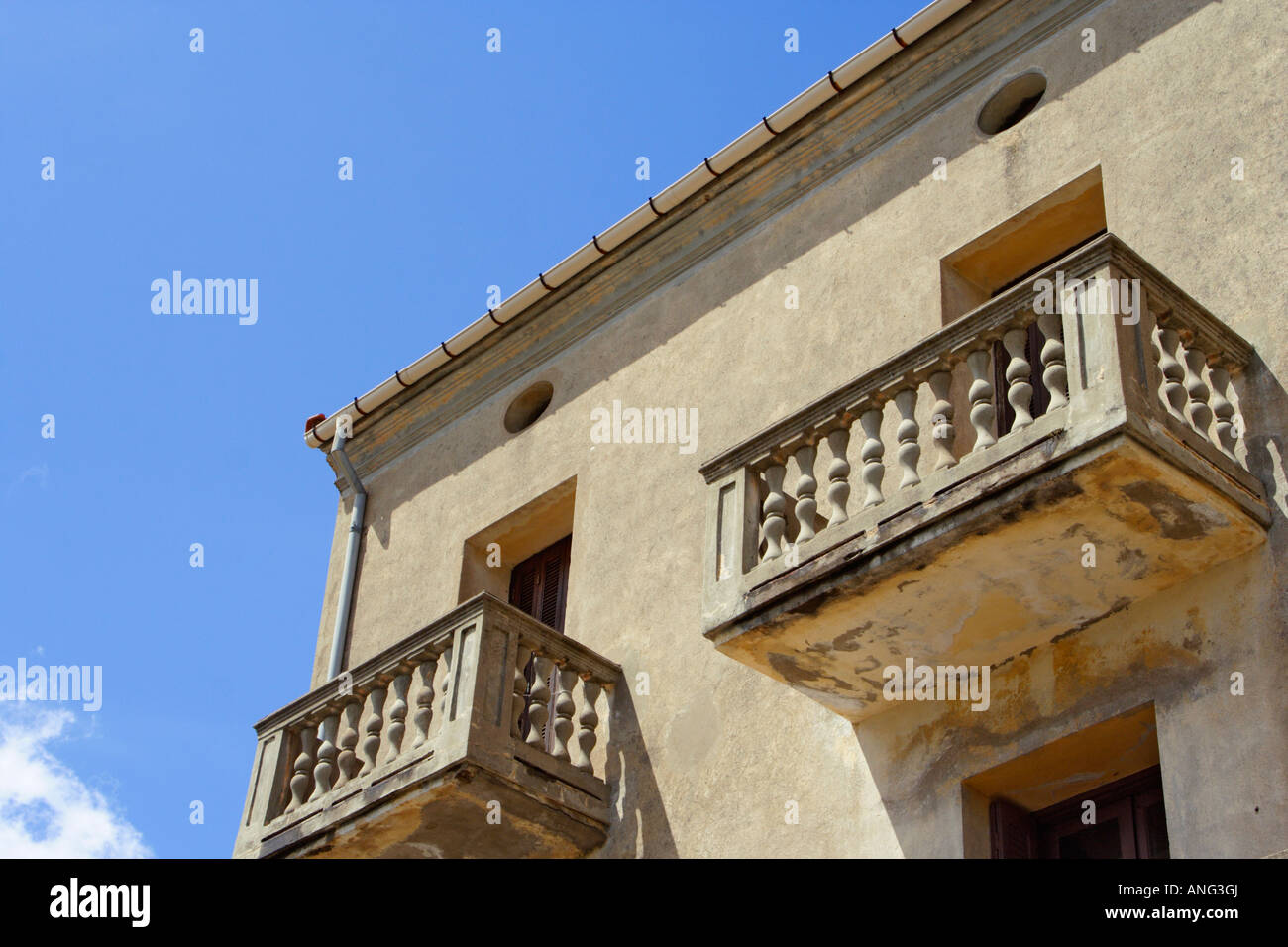 Ecke des korsischen Haus mit blauem Himmel Stockfoto