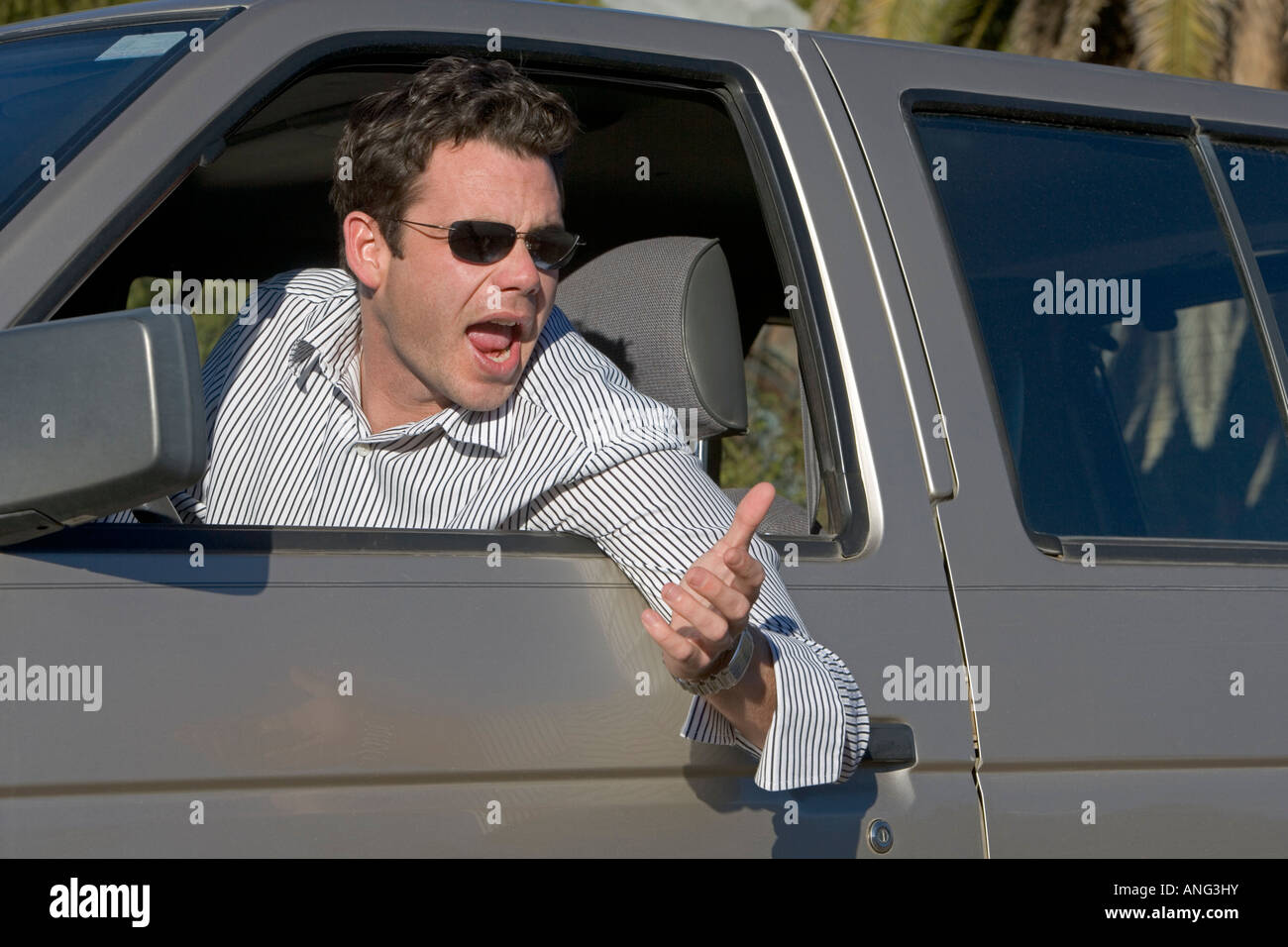 Mann in seinem Auto, schrie ein anderer Fahrer in einem Beispiel von Road Rage Stockfoto