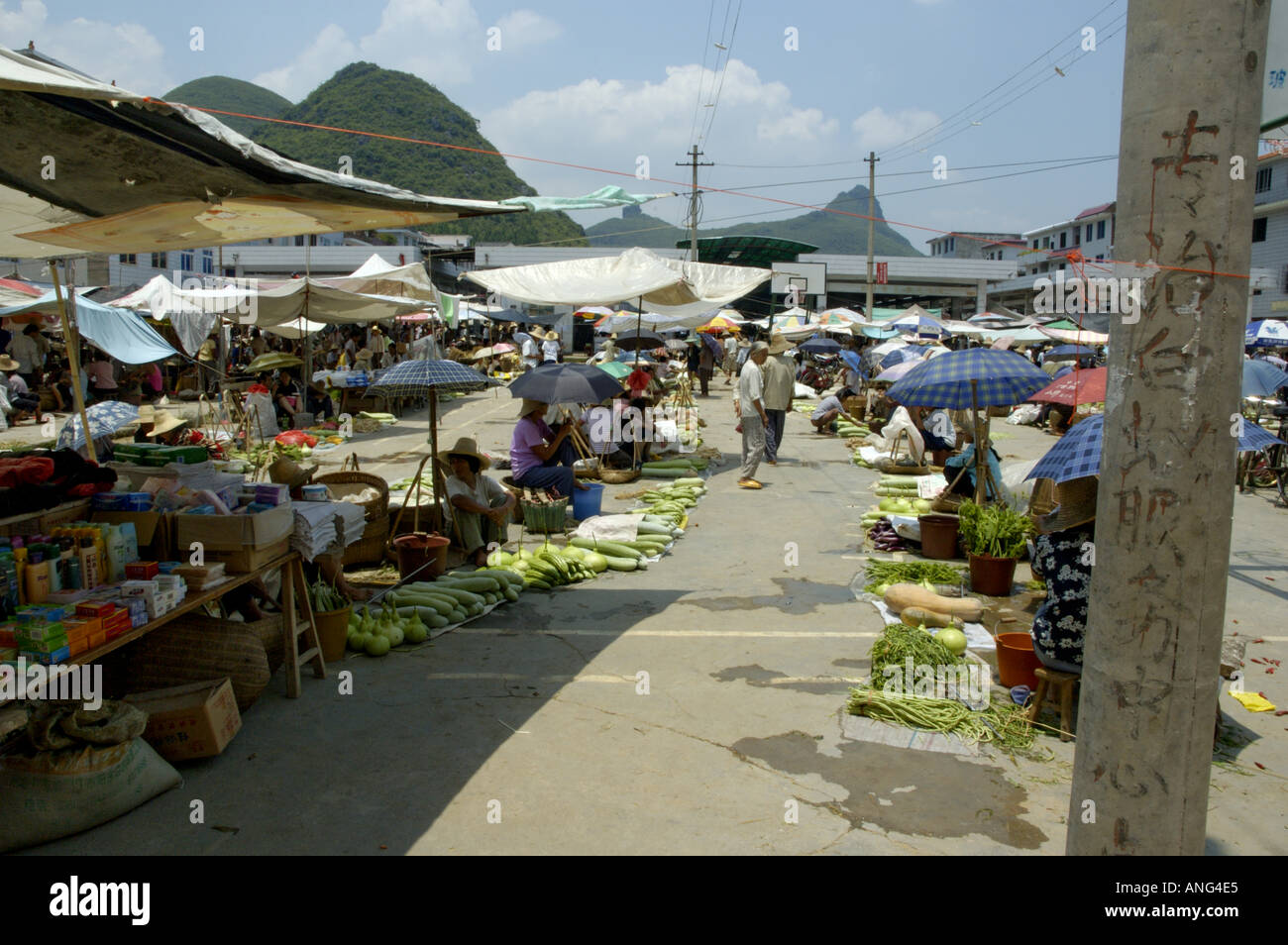 Fuli Dorf in der Nähe von Yangshuo, Guangxi, China - Stände auf dem Wochenmarkt Fuli Town Stockfoto