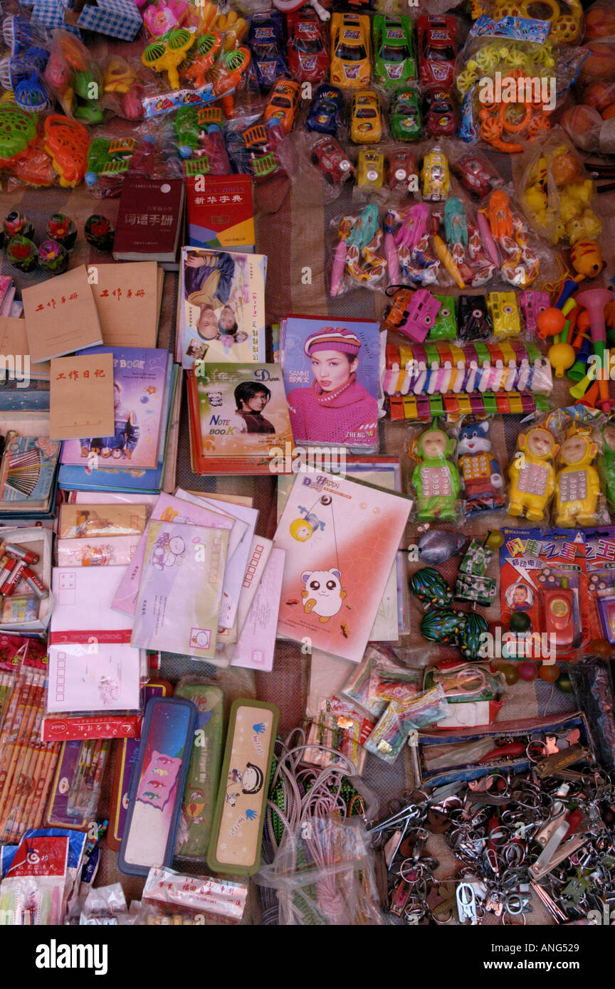 China-Guangxi Fuli Dorf in der Nähe von Yangshuo Spielzeug Bücher Zeitschriften und Stifte zum Verkauf auf dem Wochenmarkt in der Stadt fuli Stockfoto