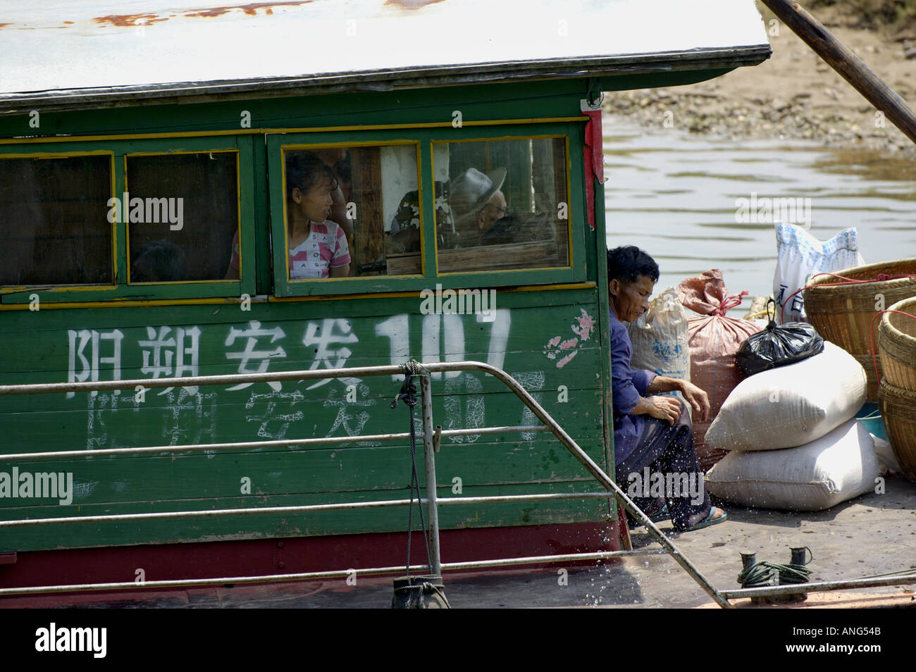 China-Guangxi-Fuli-Dorf in der Nähe Yangshuo Passagiere In einem Boot auf dem Fluss Li Jiang Stockfoto