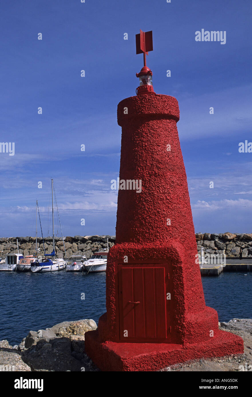 kleinen roten automatische Leuchtturm im Hafen von San Jose Costa de Almeria Andalusien Spanien Stockfoto