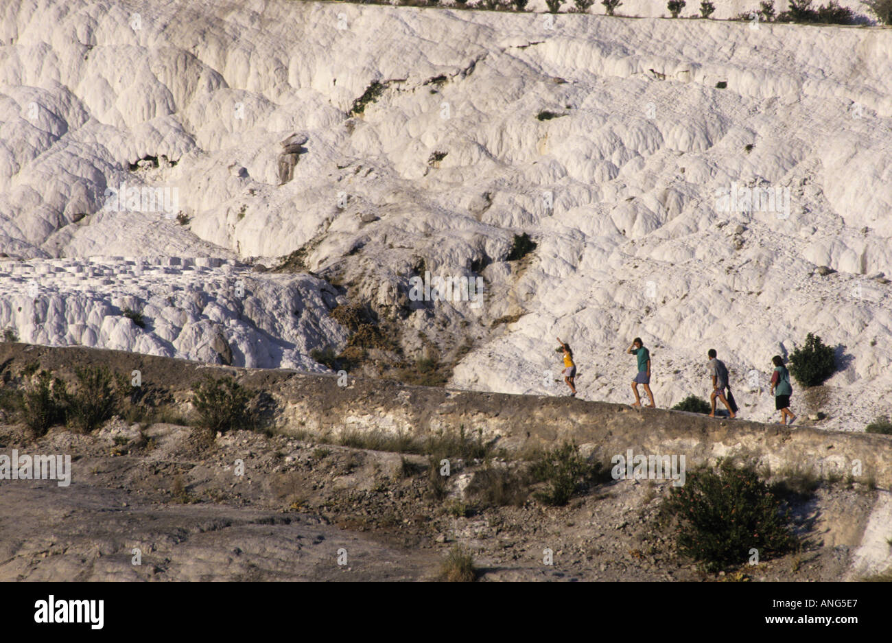 Türkei Pamukkale Baumwolle Burg Menschen vier zu Fuß entlang eines Pfads Stockfoto