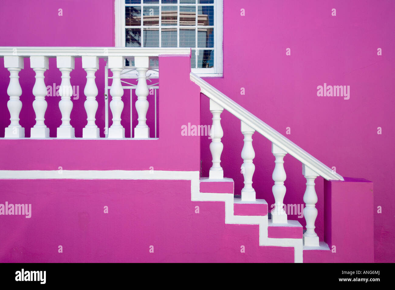 Architektonisches Detail von einem rosa Haus in der Bo Kaap Viertel von Kapstadt Südafrika Stockfoto