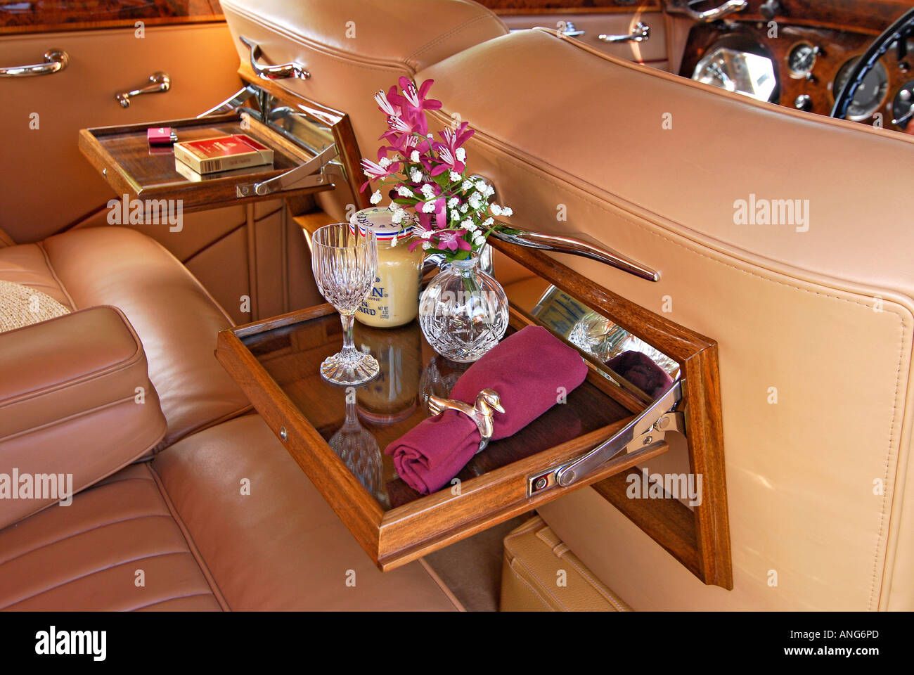 Bentley 1950, Leder und Nussbaum Interieur, hintere Picknicktische ... Bentley 1950, Leder und Nussbaum Interieur, hintere Picknicktische ...