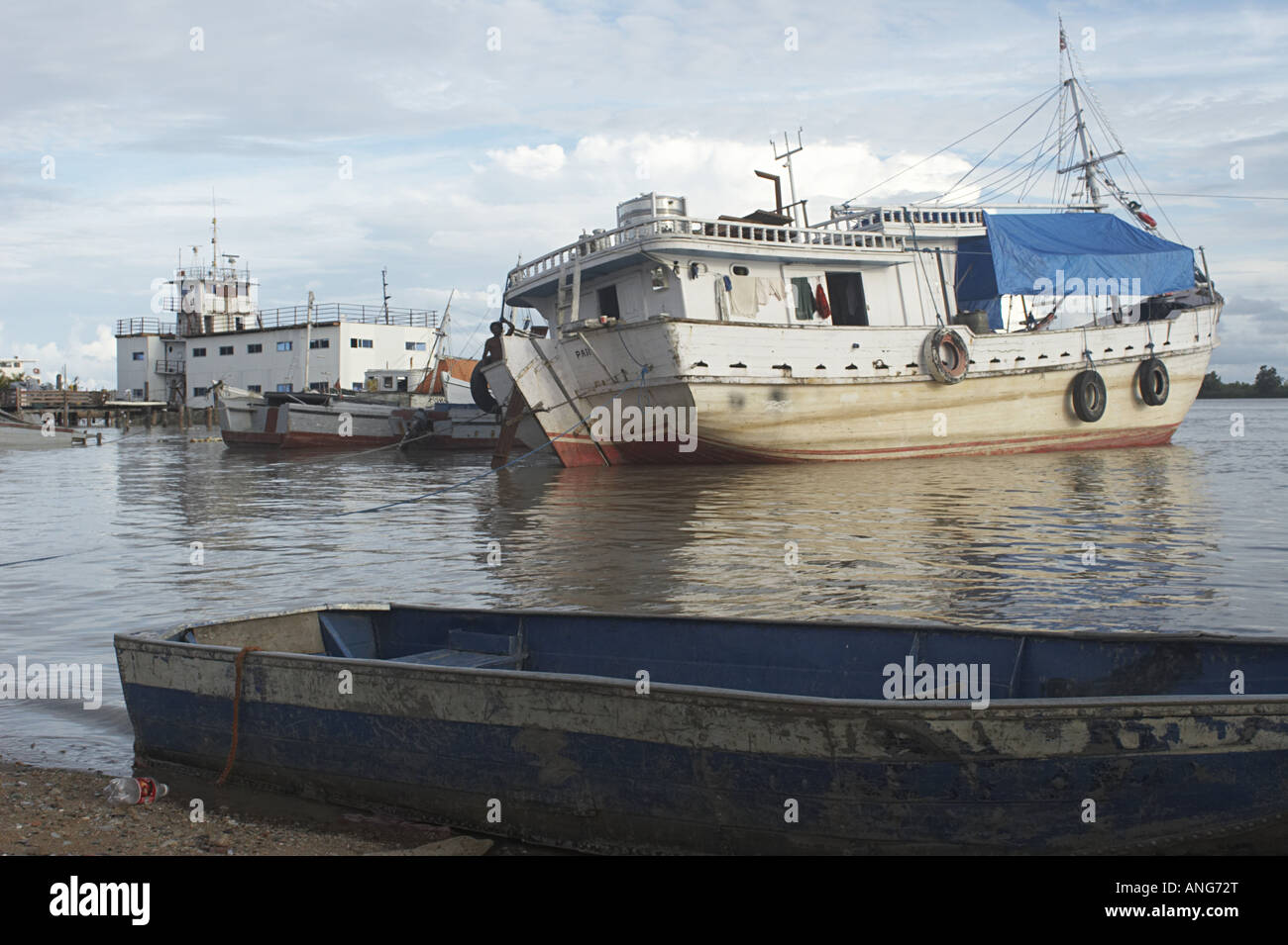 Boote verankert in Küstennähe im Fluss Suriname in der Hauptstadt Paramaribo, Suriname Stockfoto