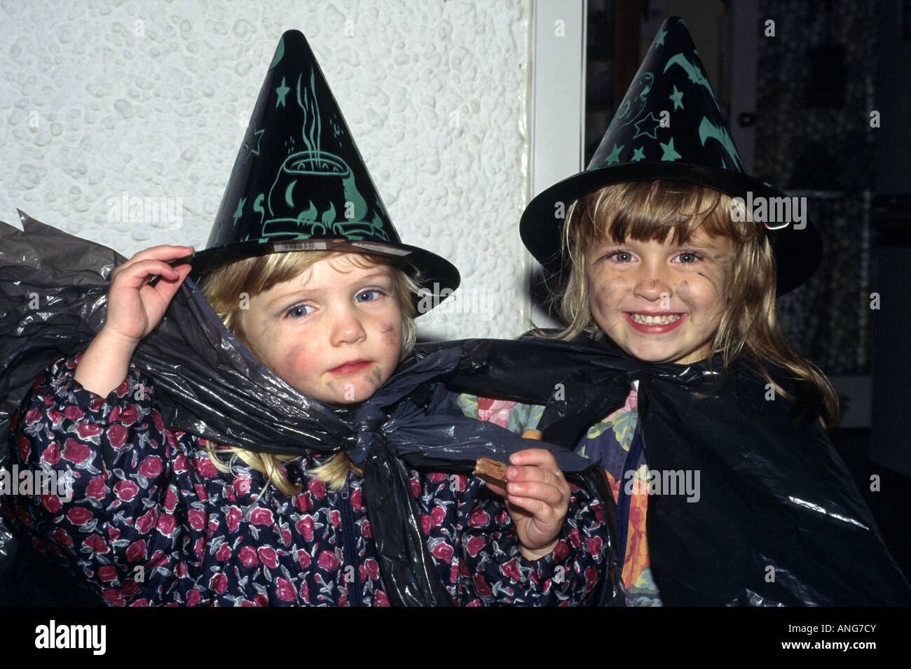 Kinder Halloween-Nacht in Derbyshire in Kostüm Outfits gekleidet. Stockfoto