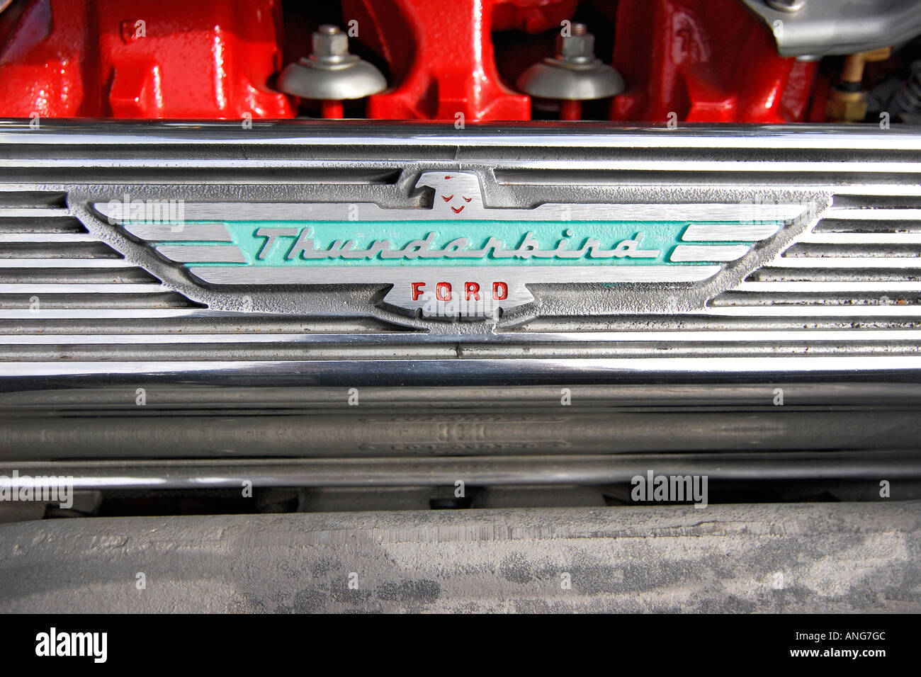 ' Ford ^ Thunderbird ^ V8-Motor ^ Rocker ^ Abdeckung ^ 1957' Stockfoto