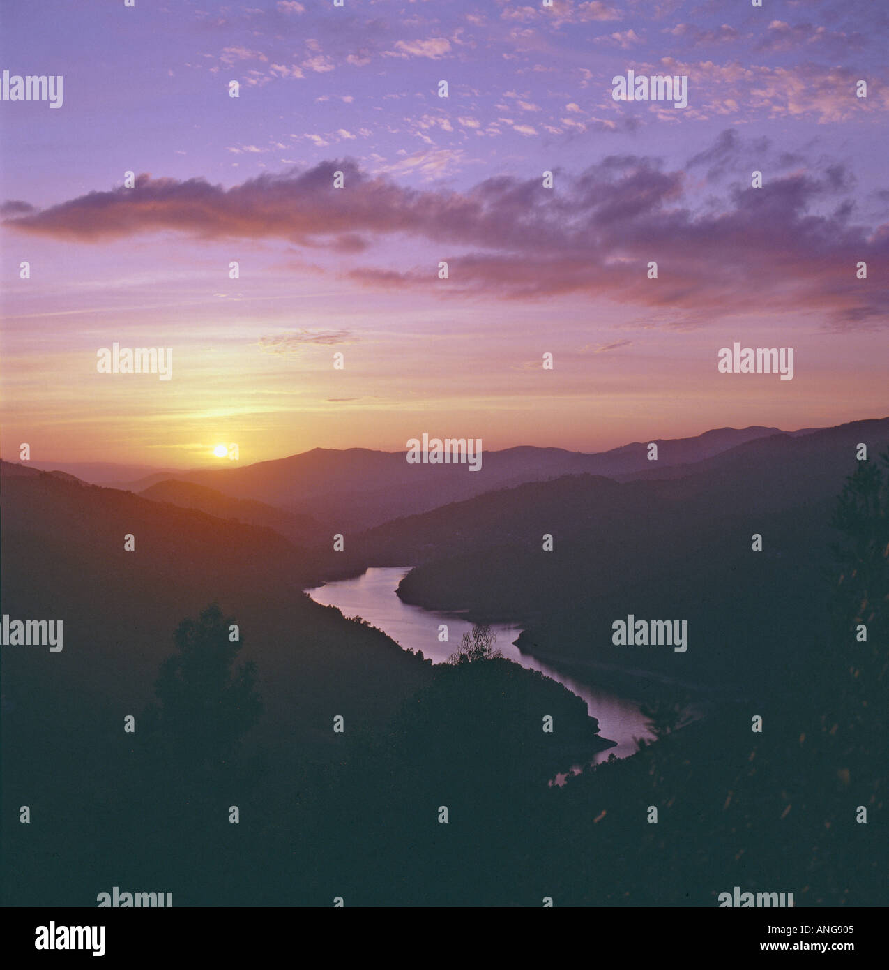 Nord Portugal, das Peneda Gerês National park Sonnenuntergang über Rio Cávado in Canicada Stockfoto