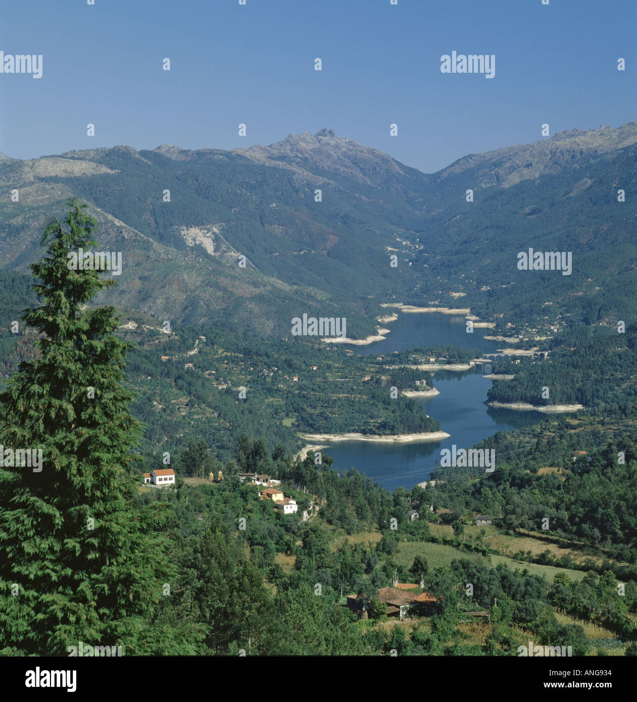 Portugal, Trás-os-Montes-Bezirk, Nationalpark Peneda Gerês, Berge und Canicada See Stockfoto