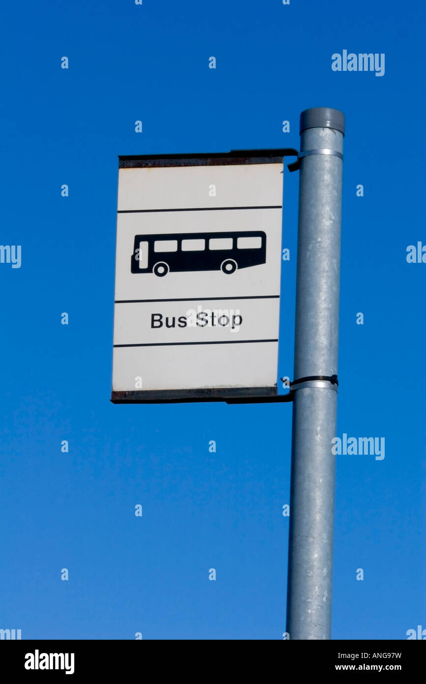 British Bus stop-Schild gegen den blauen Himmel Stockfoto