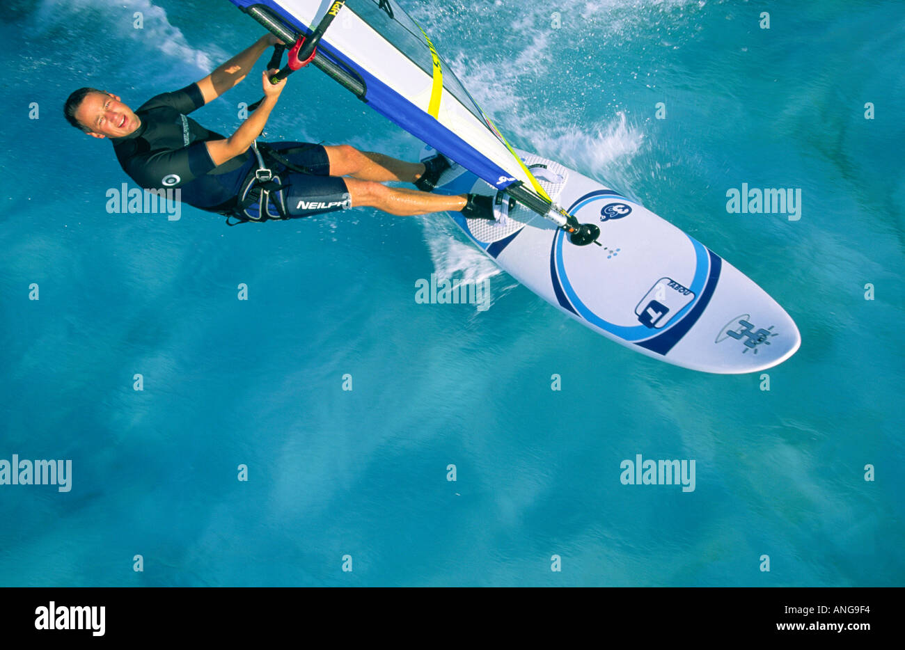 einzigen männlichen Windsurfer Segel Blick auf Viewer Rotes Meer Sinai Ägypten Stockfoto