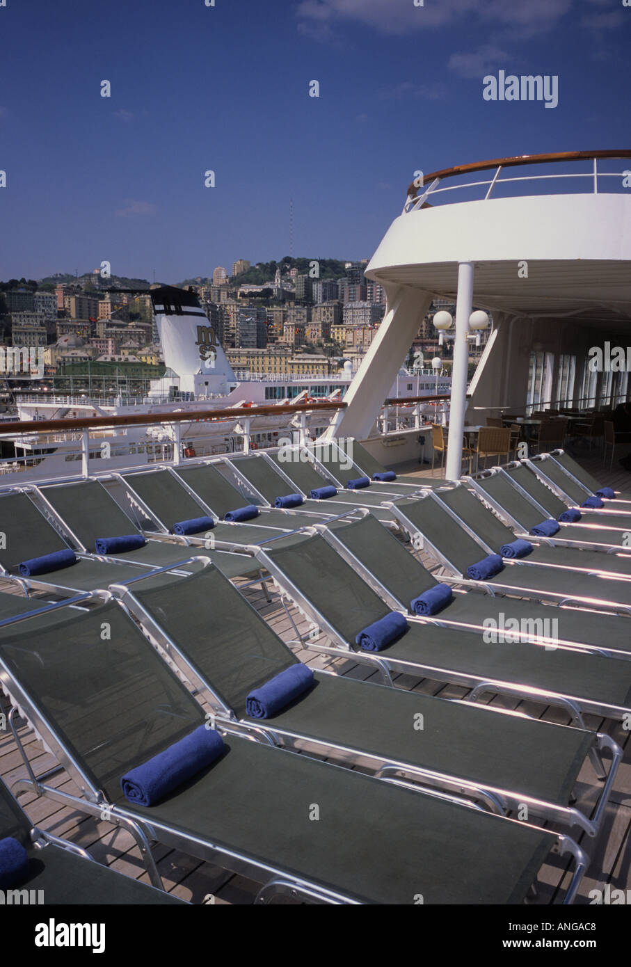 Liegestühle auf dem Deck eines Kreuzfahrtschiffes Schiff in den Hafen von Genua-Italien Stockfoto