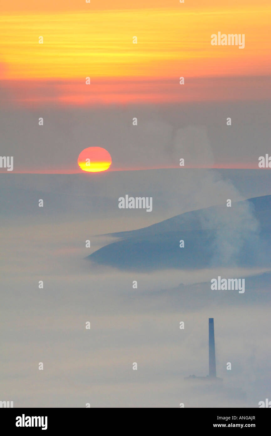 Hoffe Tal Zementwerk bei Sonnenaufgang erhebt sich über dem Nebel gefüllt Hope Valley im Peak District Stockfoto