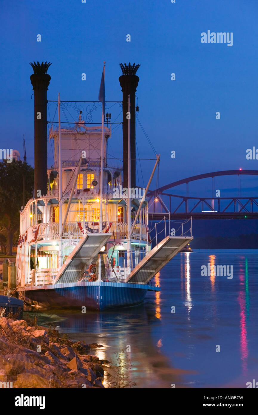 Mississippi River Valley, USA, WISCONSIN, La Crosse: Paddlewheel Riverboat Julia Belle Swain auf dem Mississippi / Abend Stockfoto