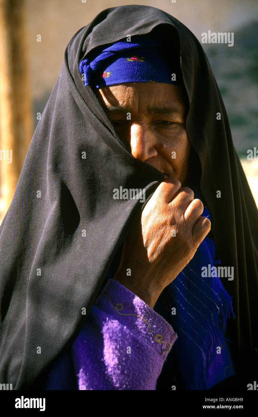 Nefta Tunesierin, die ihr Kopftuch über die Hälfte des Gesichtes zieht Stockfoto