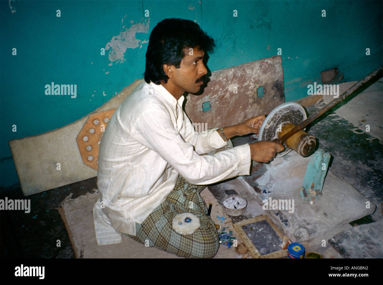 Agra Indien Schleifen von Halbedelsteinen in Marmorfabrik Stockfoto