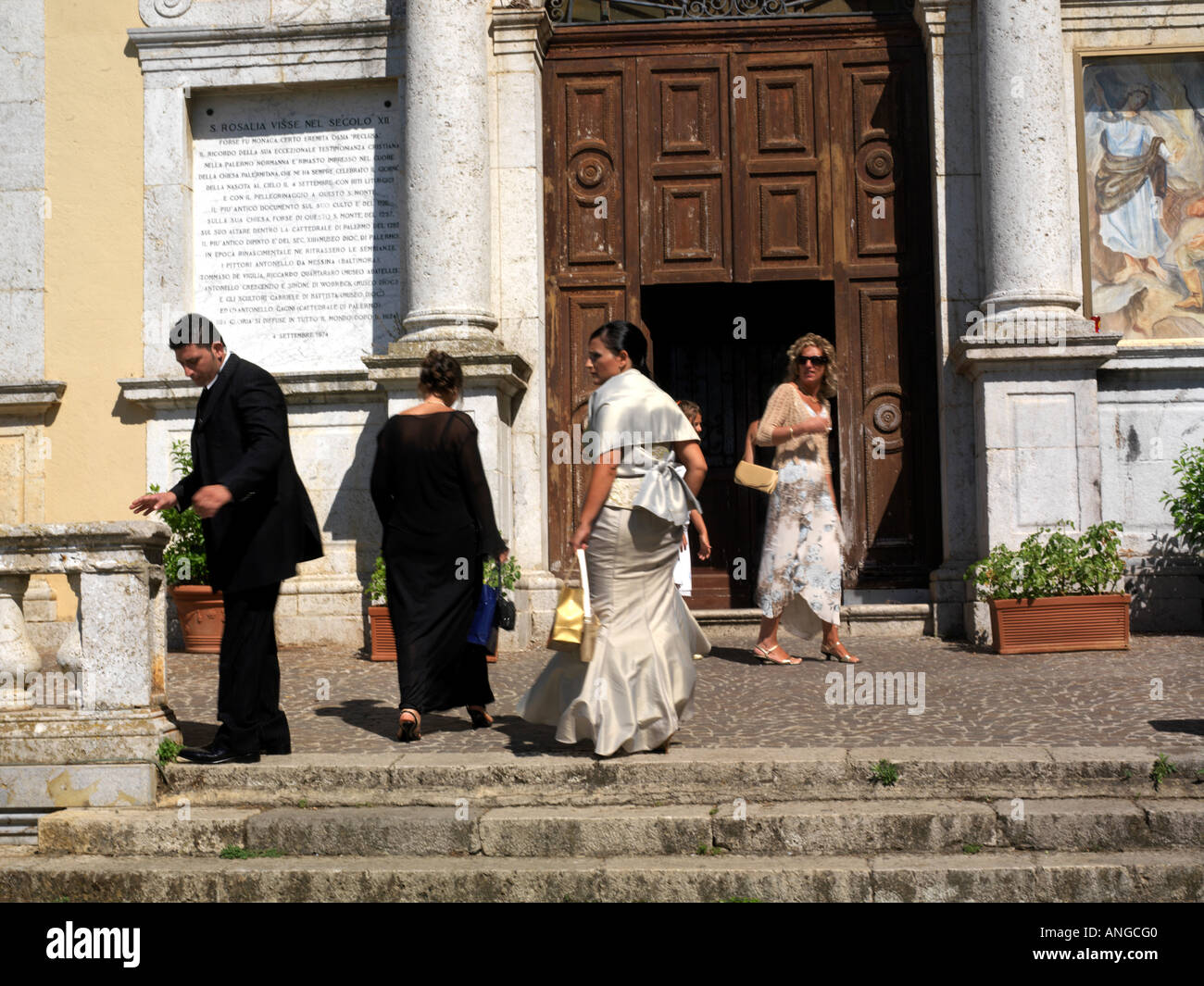 Monte Pellegrino Sizilien Italien Grotte der Santa Rosalia 1130-1166 und Hochzeitsgäste in der Kirche Stockfoto