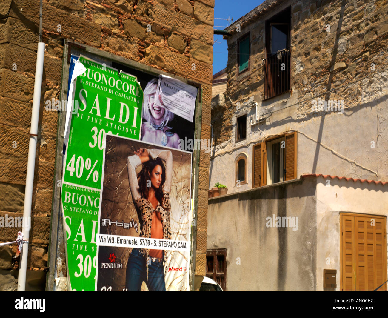 Straßenszene in Sizilien Italien Santo Stefano di Camastra und Plakate für den Vertrieb Stockfoto