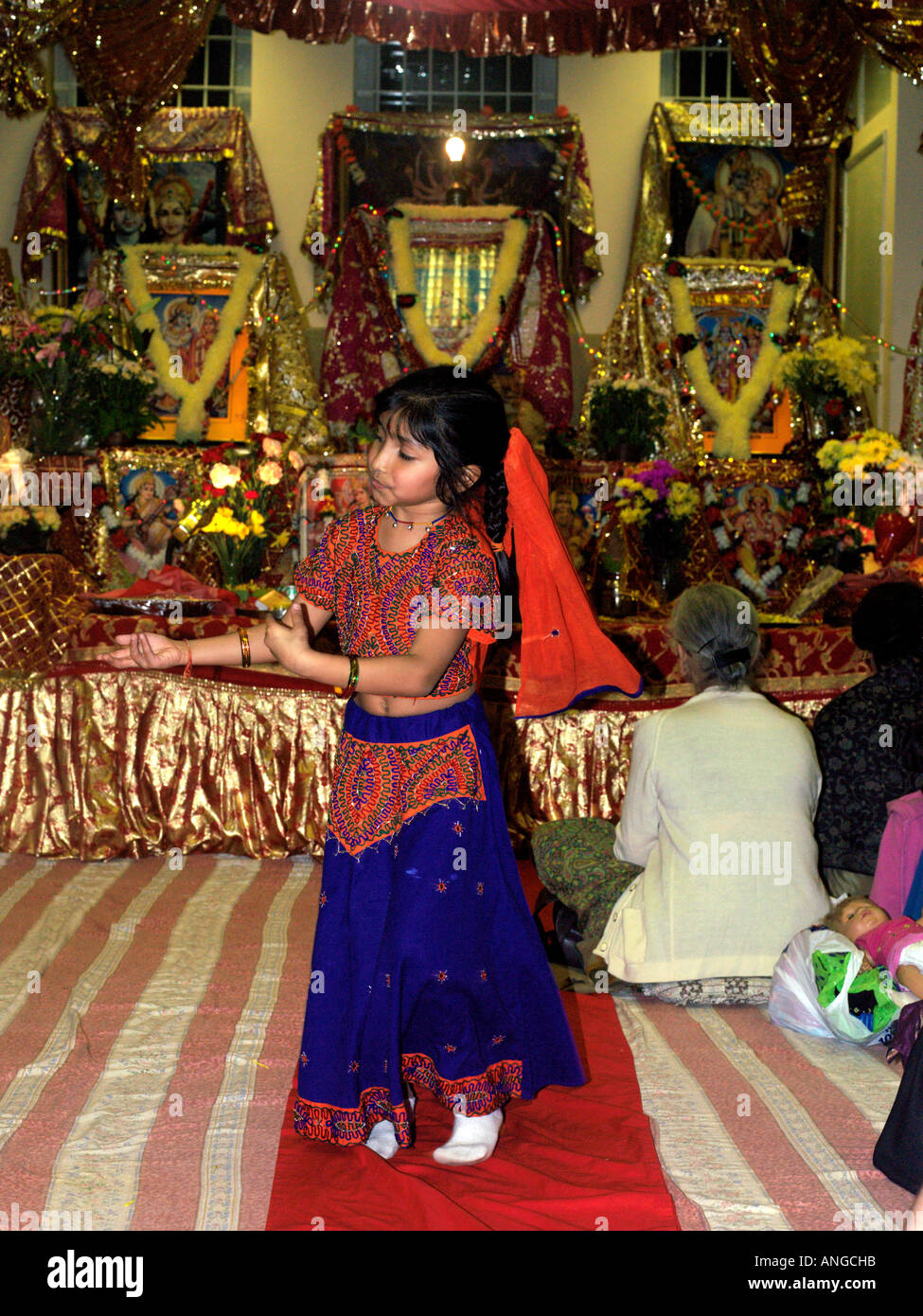 Hindu Zentrum Wimbledon England achten Tag des Navratri kleines Mädchen Tag Kanjka Kind tanzen Stockfoto