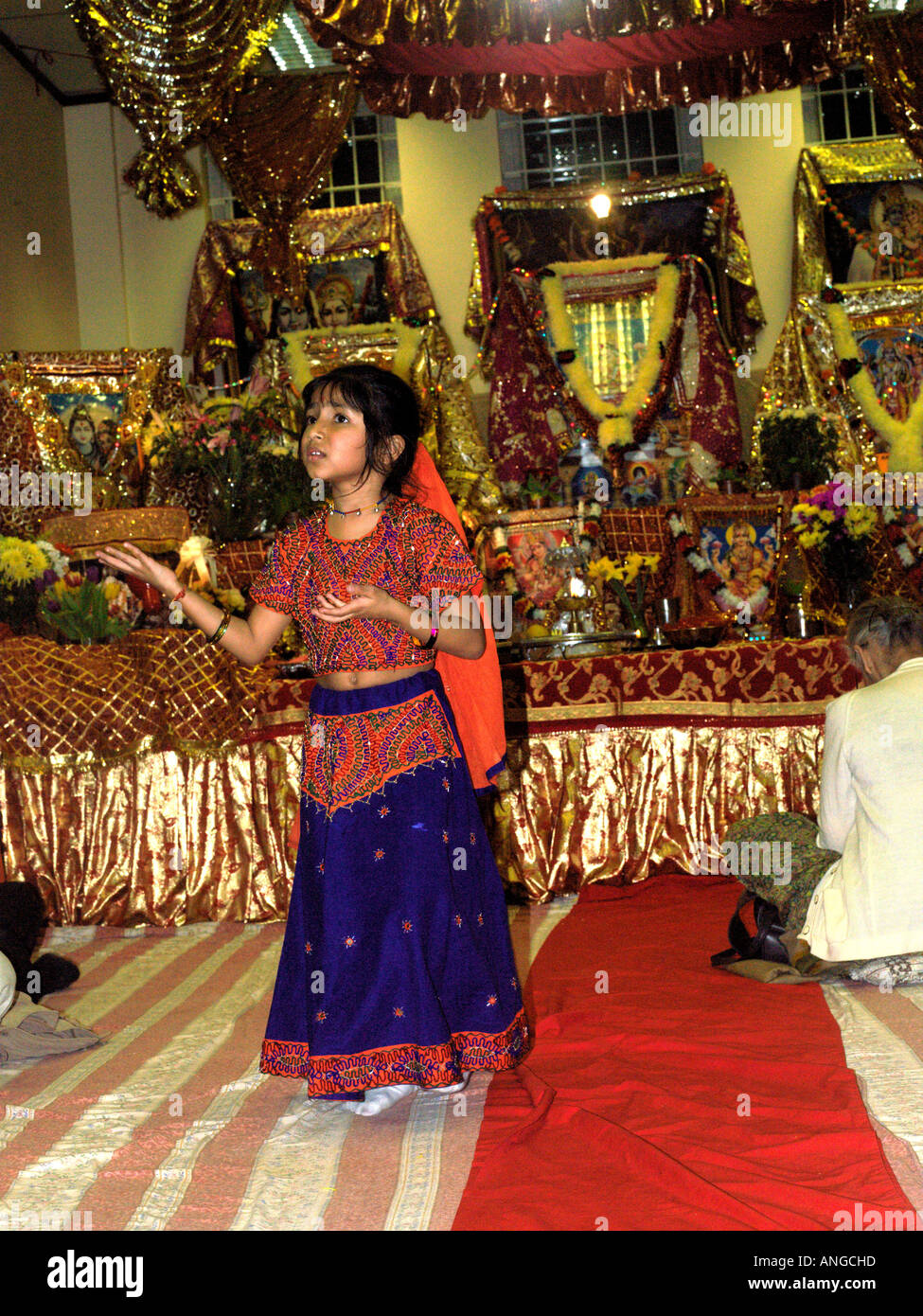 Hindu Zentrum Wimbledon England achten Tag des Navratri kleines Mädchen Tag Kanjka Kind tanzen Stockfoto