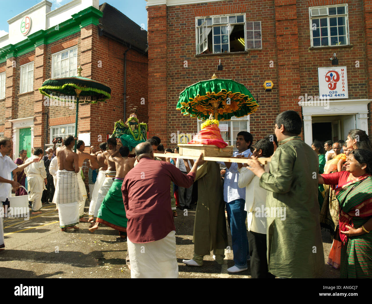Murugan Chariot Festival tamilische Tempel New Malden Surrey England Idol von Lord Murugan in Tempel tragen Stockfoto