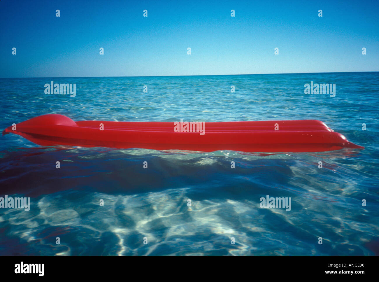 Roten Luftmatratze im Ozean Stockfoto