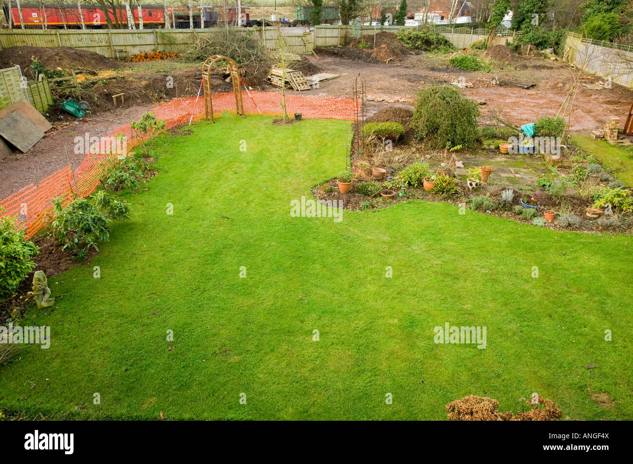 mehr Grünflächen ist im Vereinigten Königreich verloren Menschen Teil ihres Gartens mit Baugenehmigung für ein neues Haus zu verkaufen Stockfoto