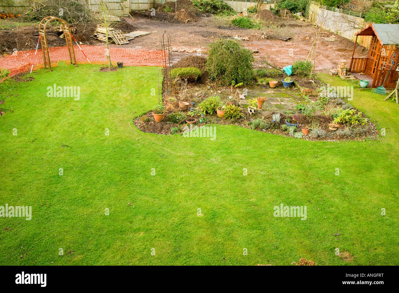 mehr Grünflächen ist im Vereinigten Königreich verloren Menschen Teil ihres Gartens mit Baugenehmigung für ein neues Haus zu verkaufen Stockfoto