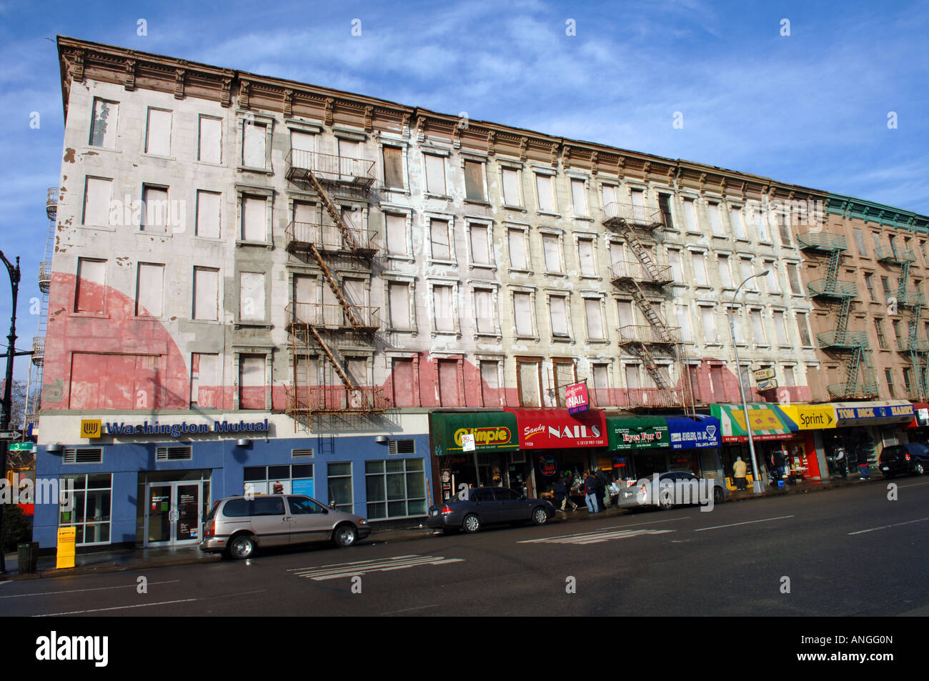 Gebäude in Spanish Harlem in New York mit Einzelhandelsflächen im Erdgeschoss gemietet geschlossen Stockfoto