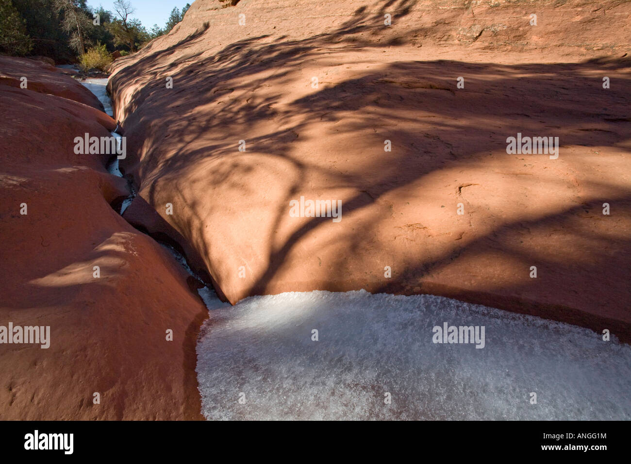 Gefrorenes Wasser nimmt eine Auszeit vom Schneiden durch die roten Felsen von Sedona Arizona Stockfoto