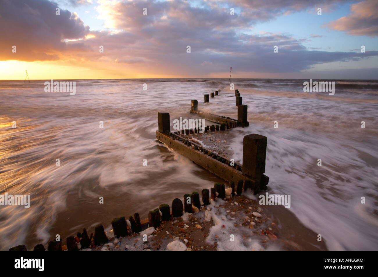 Heachem Buhnen fotografiert bei Sonnenuntergang auf der nördlichen Küste von Norfolk, UK. Stockfoto