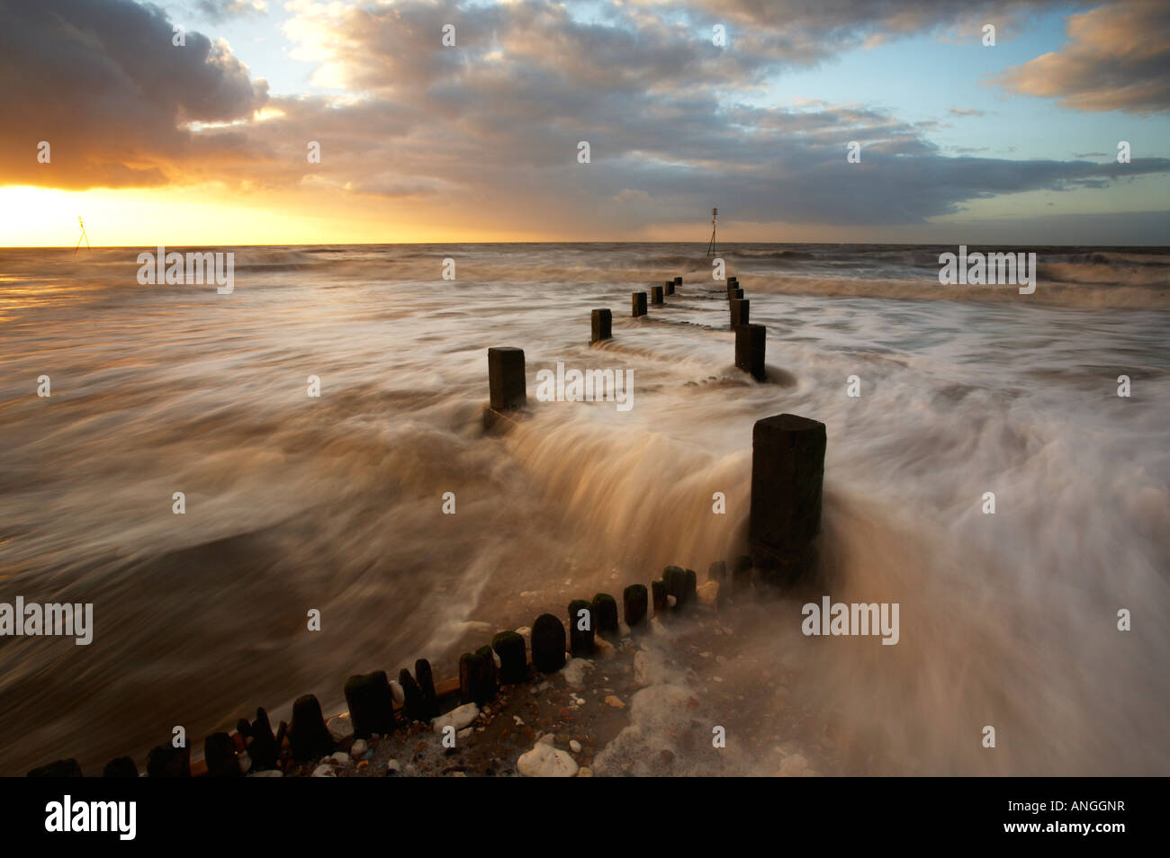 Hunstanton Buhnen fotografiert bei Sonnenuntergang auf der nördlichen Küste von Norfolk, UK. Stockfoto