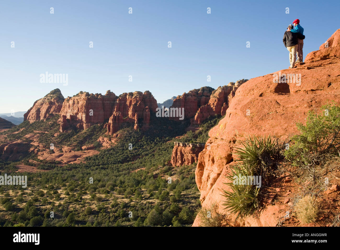 Ein paar genießen Sie den Ausblick vom Schnebly Hill Vista Sedona Arizona Stockfoto