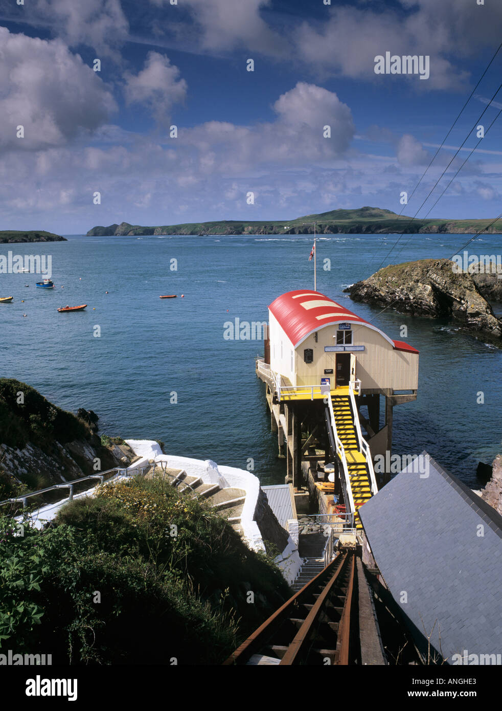 RETTUNGSSTATION am St Justinian mit Ramsey Island über Ramsey Sound auf Pembrokeshire Coast South Wales UK Großbritannien Stockfoto