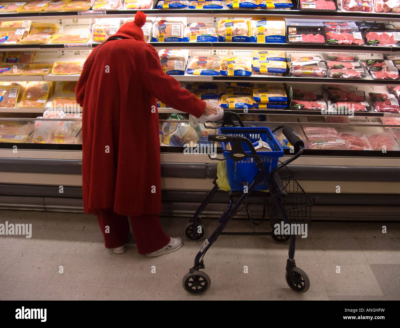 Eine Senioren-Shops für Hähnchen in der Fleischabteilung eines Supermarktes Stockfoto