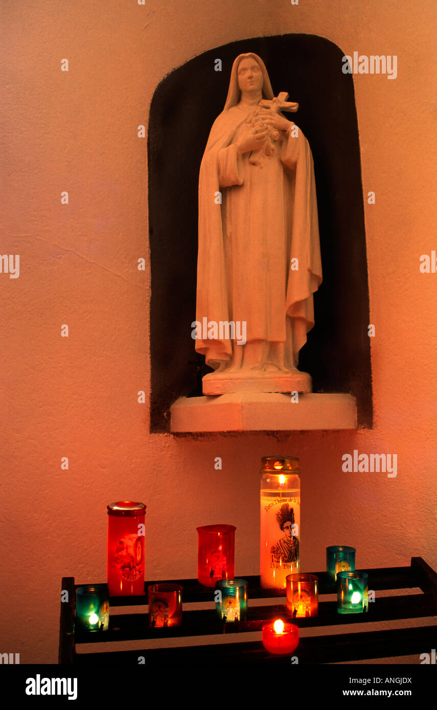 Sete Frankreich Kapelle unserer lieben Frau von Salette auf dem Gipfel des Mont Saint-Clair-Statue der Heiligen Rita mit Votiv-Kerzen Stockfoto