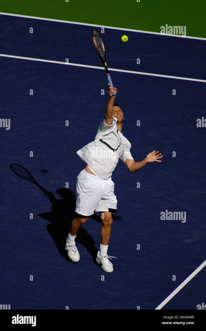 ATP-Profi Paul Goldstein liefert eine hohe Salve gegen Andre Agassi bei der 2006 Indian Wells Pacific Life Open Stockfoto