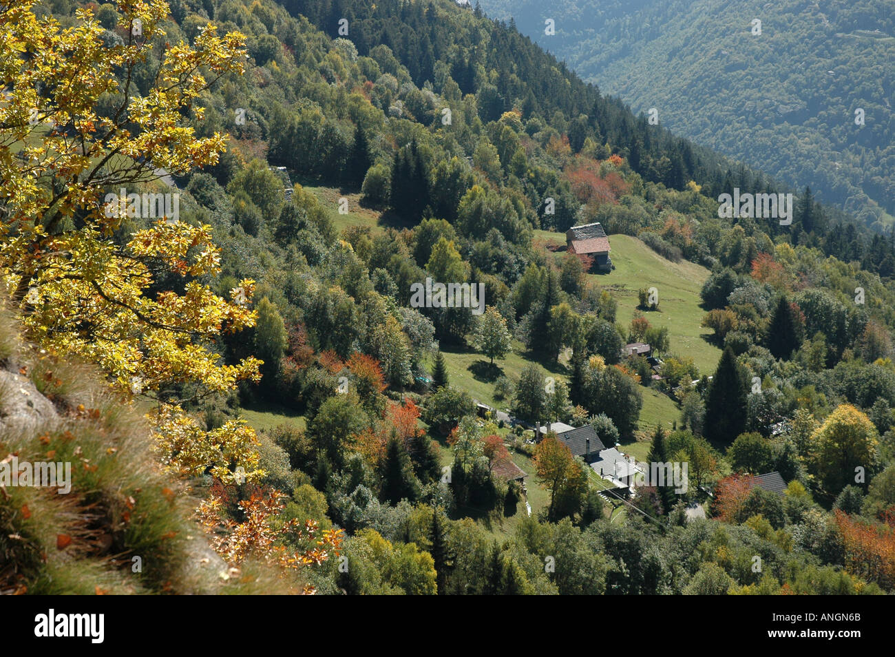 Blick vom Strada Alta in der Nähe von Co unten Leventina mit kleinen Siedlung der Probello Kanton Tessin Ticino Schweiz Stockfoto