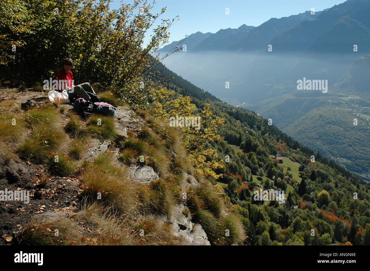 Wanderer ruht auf Klippe in der Nähe von Co entlang der Strada Alta mit Blick nach unten Leventina Kanton Tessin Ticino Schweiz Modell veröffentlicht Stockfoto