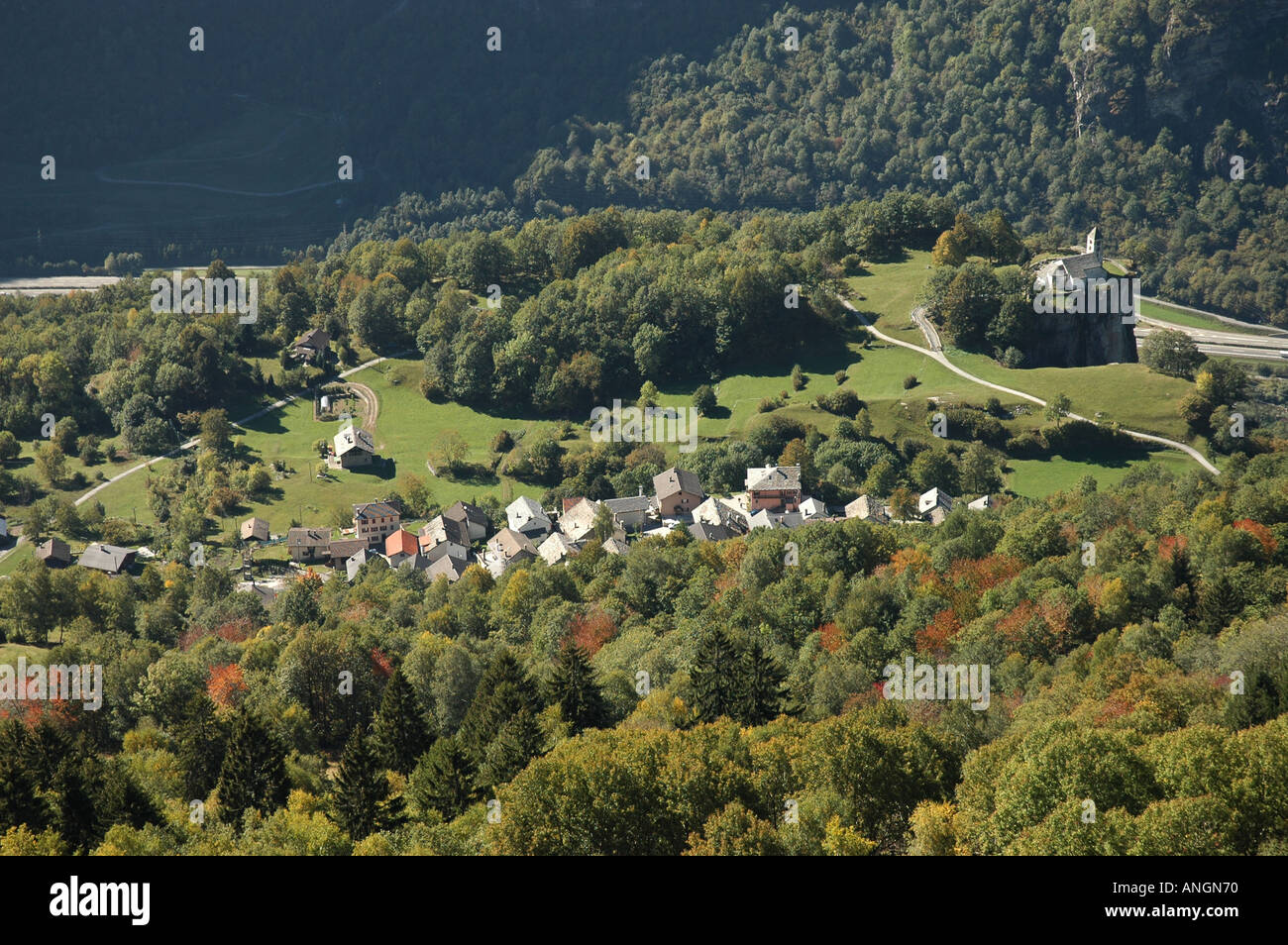 Blick vom Wanderweg Strada Alta zur Stadt Calonico Leventina Tessin Tessin Schweiz Stockfoto