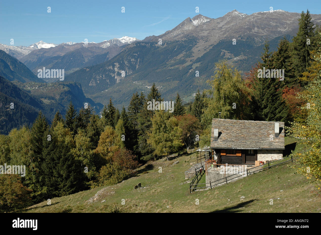 Blick vom Monte Angone entlang Sentiero dei Monti Wanderweg hinunter Leventina Tessin Tessin Schweiz Stockfoto