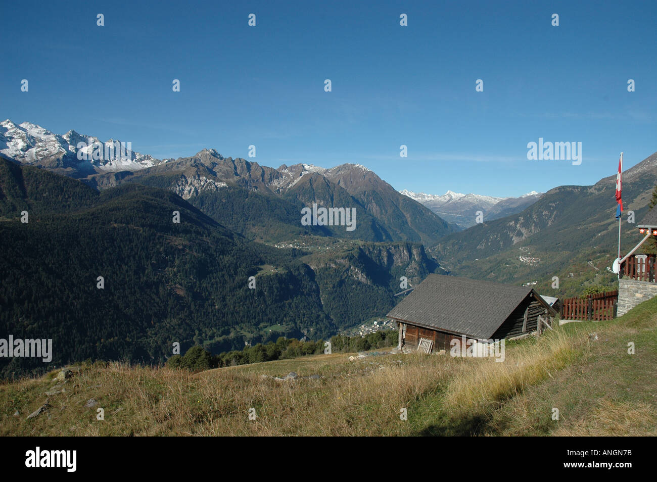 Ansicht der Leventina-Tal von Strada Alta-Wanderweg in der Nähe von Anconico Schweizer Alpen Kanton Tessîn oder Tessin Schweiz Stockfoto