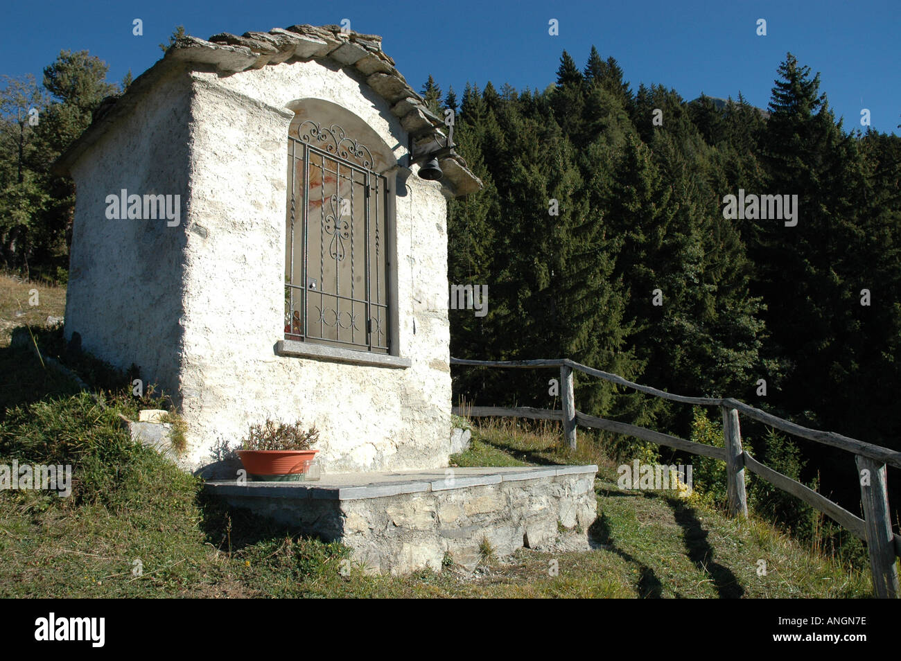 Alte Kapelle am Montengo Cassin entlang Sentiro dei Monti Wanderweg Leventina Tessin Tessin Schweiz Stockfoto