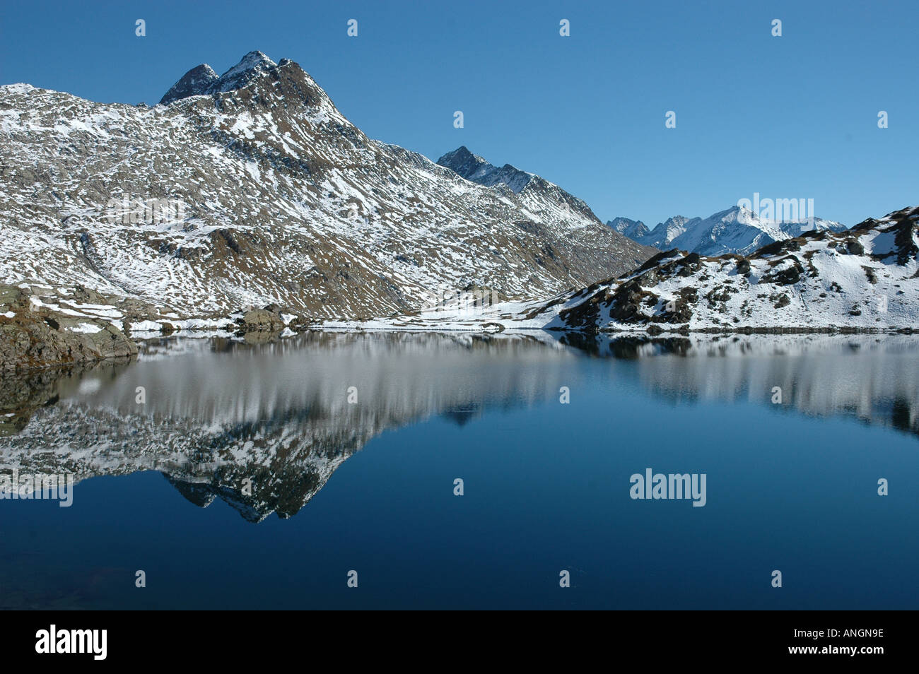 Piz Tanelin Berg reflektieren im See di Dentro Cadlimo Herbst Schnee Tessin Tessiner Alpen der Schweiz Stockfoto