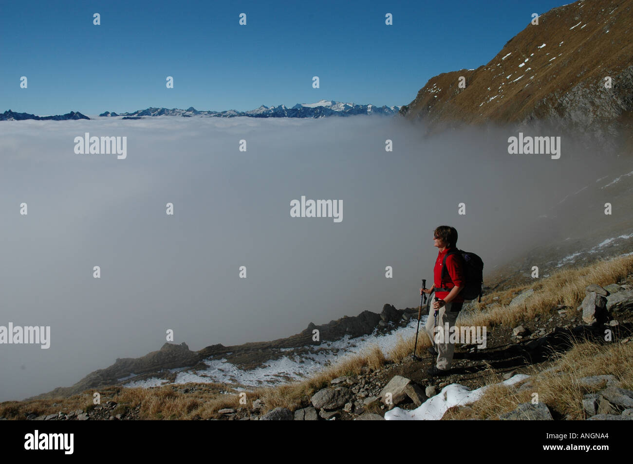 Wanderer über dem Nebel über dem See Ritomsee Tessin oder Ticino Alpen der Schweiz Stockfoto