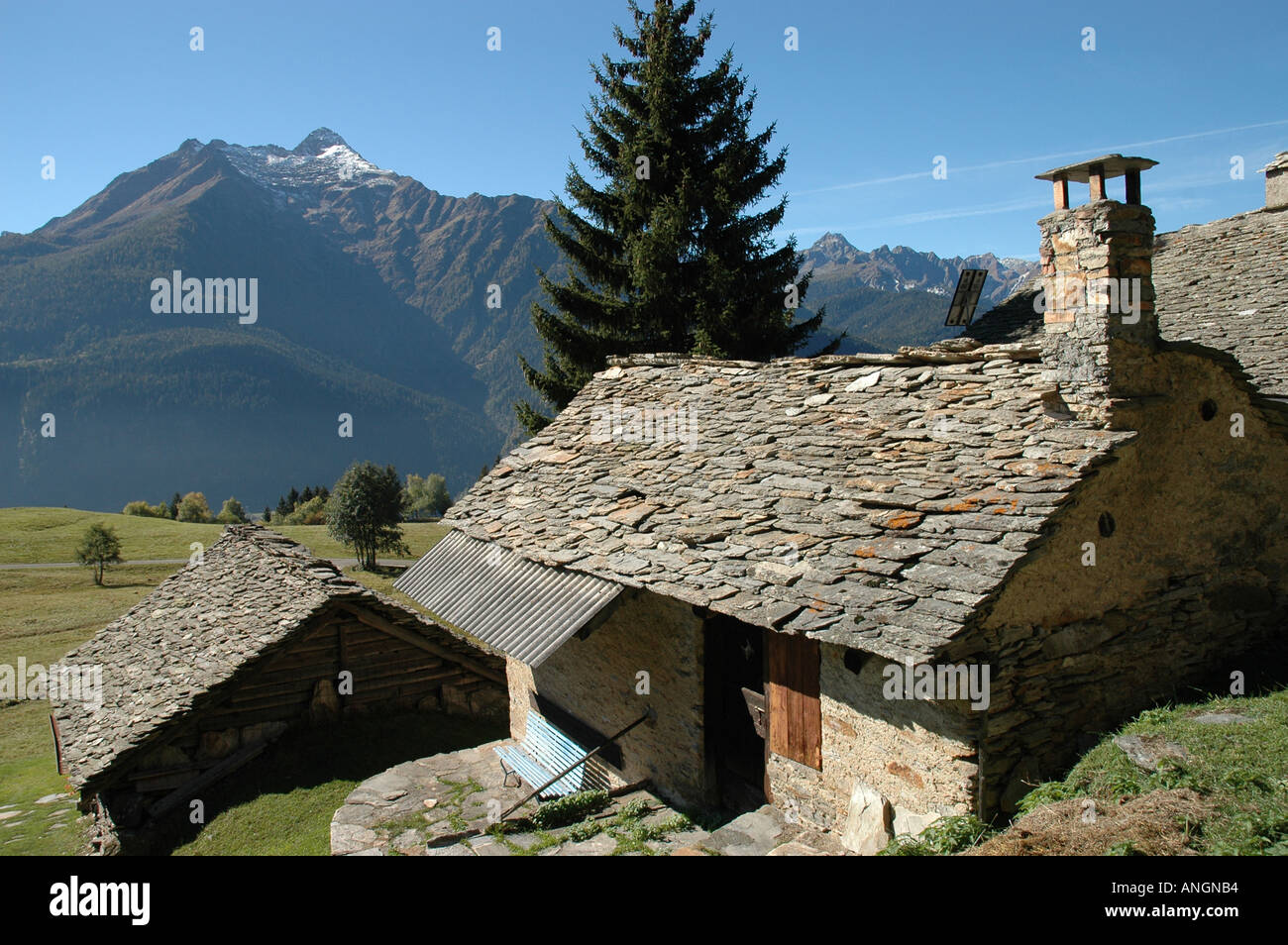Bauernhäuser mit Steindächern Alp Co, Wanderweg Strada Alta, Leventina Tessin Tessin Schweiz Stockfoto