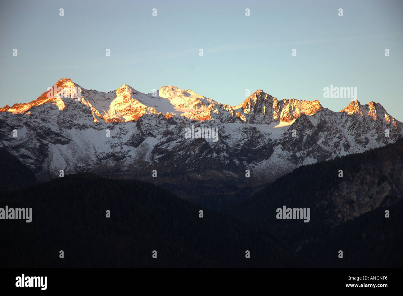 Sonnenaufgang am Berg Campo Tencia Tessiner Alpen Ticino Herbst erster Schnee Schweiz Stockfoto