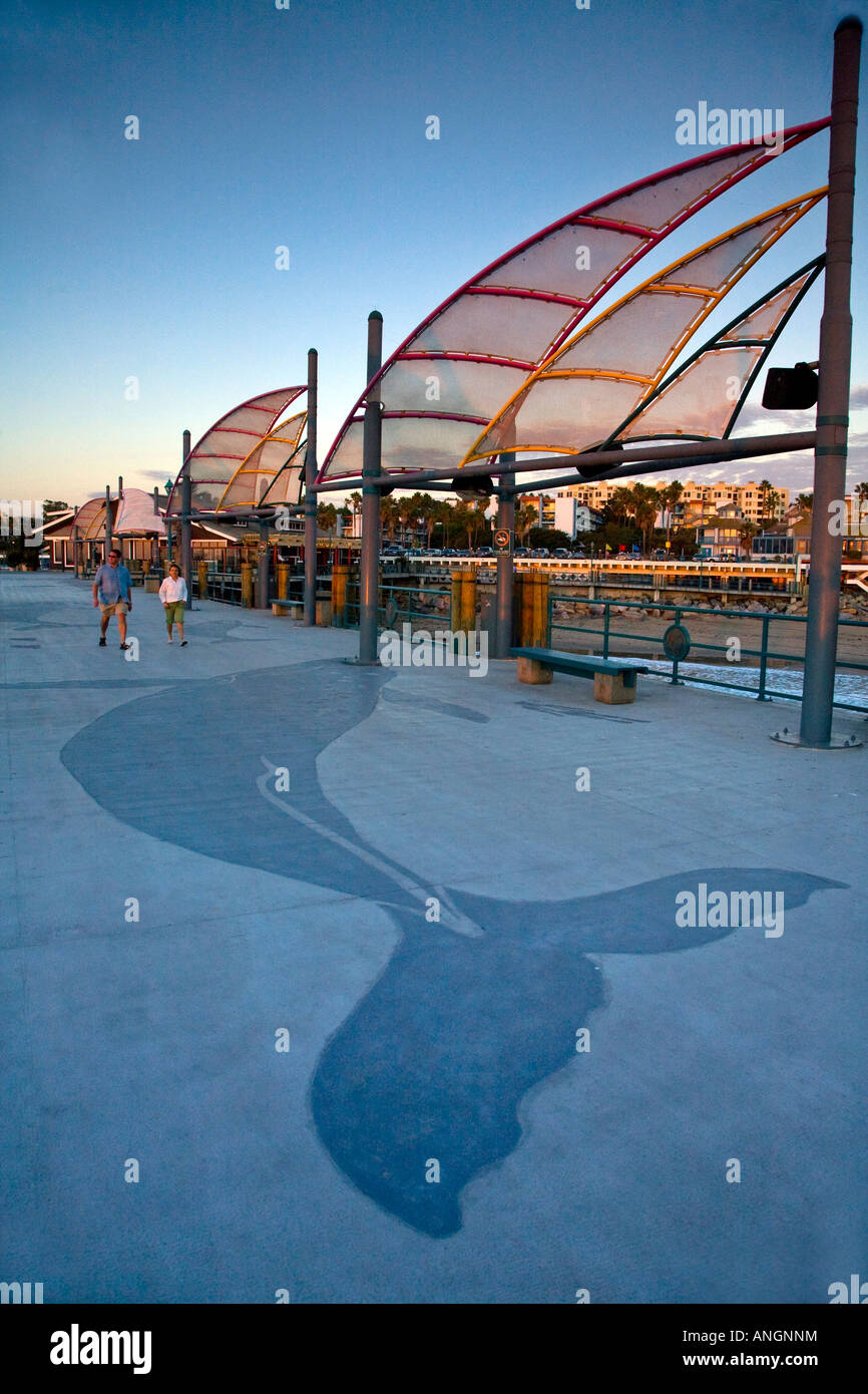 Wal-Design auf Bürgersteig, Redondo Beach King Harbor Los Angeles County California Oktober Stockfoto